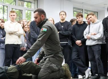 Инструктор тюменского филиала провел час мужества и мастер-класс по тактической медицине