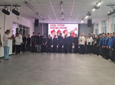 Инструктор филиала Центра «ВОИН» принял участие в смотре строя и песни, посвящённом Дню Пионерии