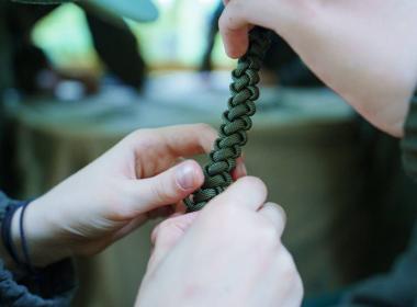 Хабаровских курсантов научили плести браслеты выживания