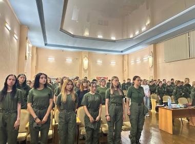 В рамках летней смены «Время юных героев» курсанты Центра «ВОИН» провели урок мужества «Именем героя»