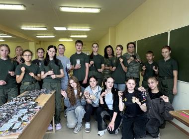 Курсанты Центра «ВОИН» сделали для бойцов СВО более тысячи браслетов жизни ко Дню государственного флага России