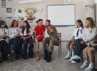 Инструктор Центра «ВОИН» ветеран СВО Егор Соков. провел Урок мужества для школьников
