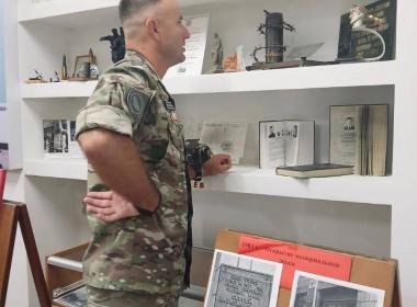 Инструктор Центра «ВОИН» ветеран СВО Егор Соков. провел Урок мужества для школьников