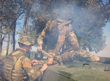 Инструктор Центра «ВОИН» из Кузбасса Алексей Бурлаков проводит занятия для курсантов Военного университета