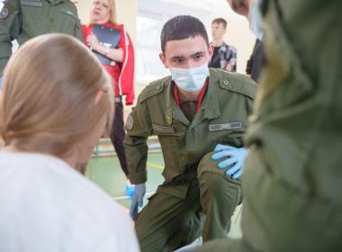 Курсанты Центра «ВОИН» показали, как правильно оказывать первую помощь
