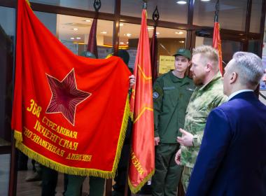 Курсанты представили губернатору Тюменской области экспозицию о подвигах Сибирских дивизий