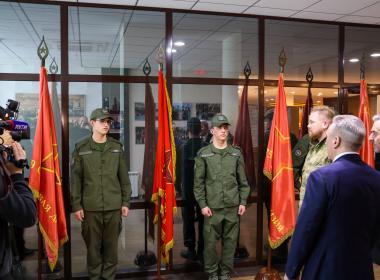 Курсанты представили губернатору Тюменской области экспозицию о подвигах Сибирских дивизий